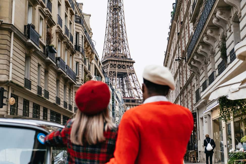 Paris: Private Guided City Tour in a Traction Avant or DS 21 - Louvre Museum and the Louvre Pyramid: Seeing the Modern Layer
