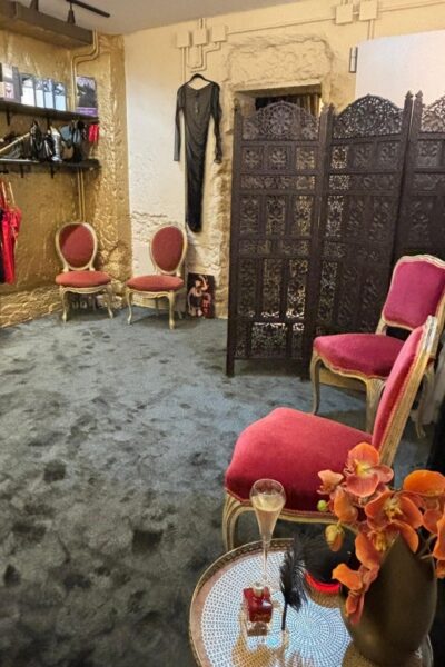 Paris: Private Lingerie Fitting activity - Your 90 minutes: from VIP lounge to fitting room