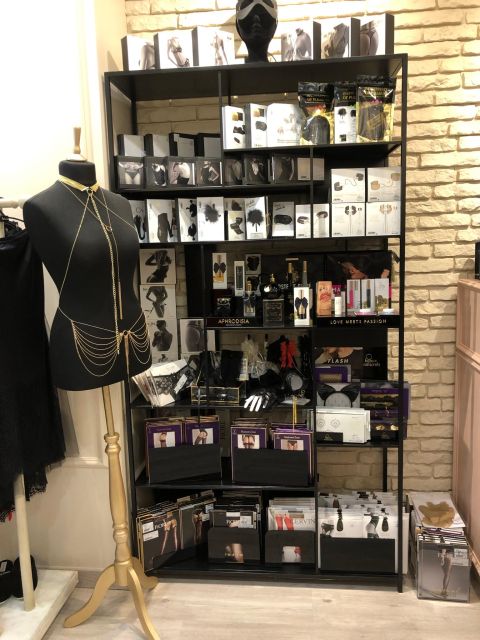 Paris: Private Lingerie Fitting activity - Champagne, a gift, and a quick beauty education