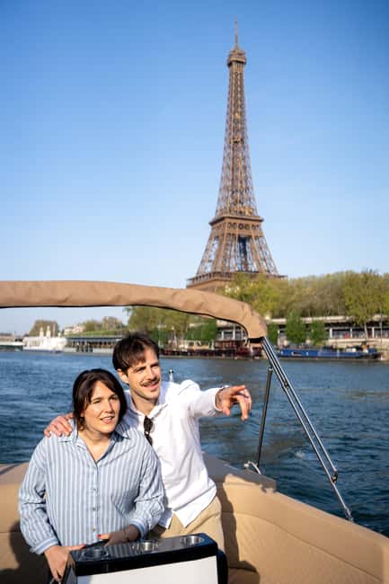 Paris: Private Small Boat Cruise with Rosé and Macarons - The cruise route: Ile aux Cygnes up toward the Eiffel Tower