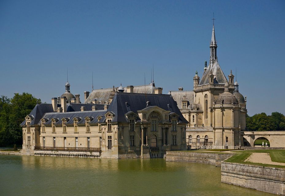 Paris: Private transfer Château Chantilly van 7 places 5H - 2.5 Hours at Château de Chantilly: Stables, Racecourse, and Self-Paced Time