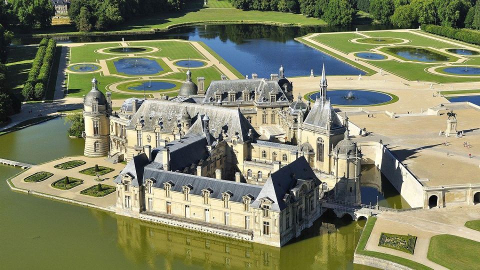 Paris: Private transfer Château Chantilly van 7 places 5H - Chantilly Town Center Time: Horse-City Atmosphere Without the Rush