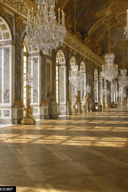 PARIS: Private transfer Château Versailles van 7 people 4H - A 4-hour Versailles transfer built for small groups