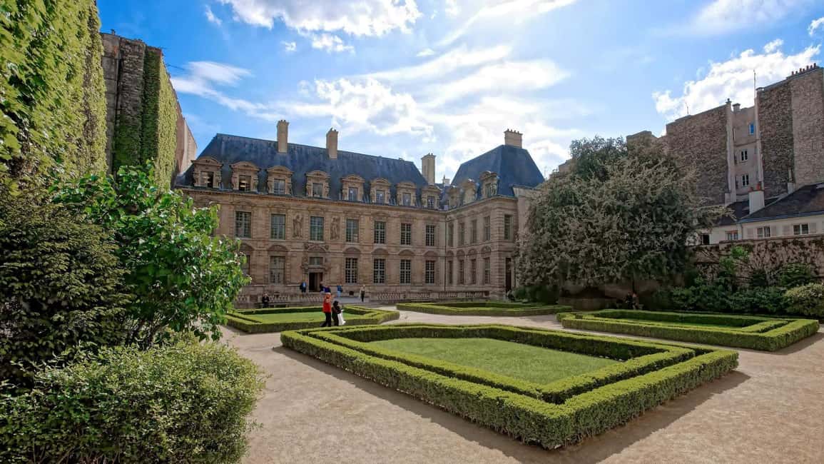 Paris - Private walking Food tour Le Marais - Place des Vosges and Hotel de Sully: classic Paris with a cheese stop