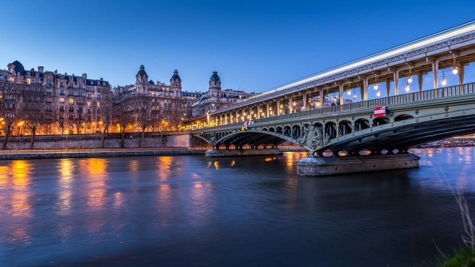 Paris: Private Walking Guided Tour of City's Highlights - Louvre exterior viewpoints: seeing the art city without getting trapped