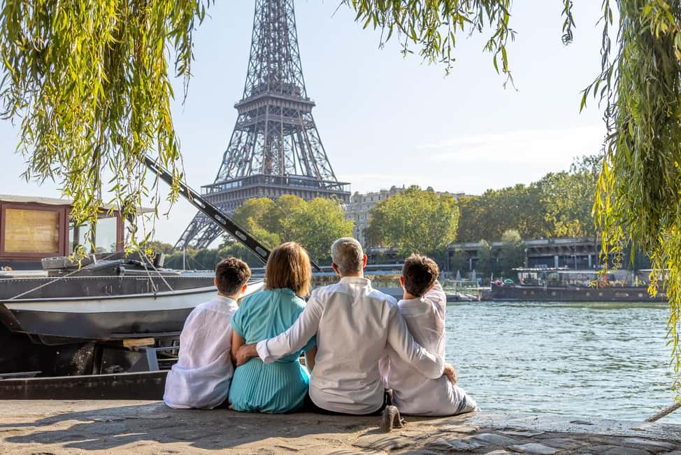 Paris: Professional Photoshoot - Pont de Bir-Hakim: the smart place to start your Eiffel Tower photos