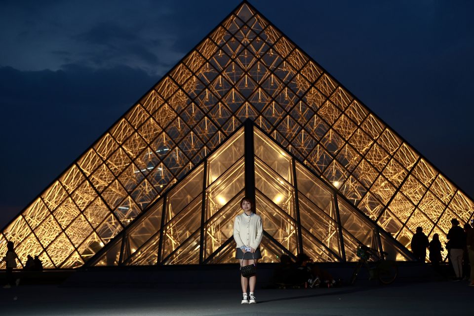 Paris: Professional Photoshoot with 300+ Photos + 1 present - The 300–500 photo payoff (and the secret +1 gift)
