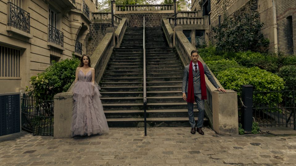 Paris: Professional Photoshoot with 300+ Photos + 1 present - Picking your backdrop: Eiffel Tower, Louvre, Arc de Triomphe (and beyond)