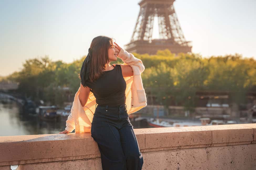 Paris: Professional Photoshoot with the Eiffel Tower - Shared vs Private: Choosing 1 Hour, 30 Photos, or 60
