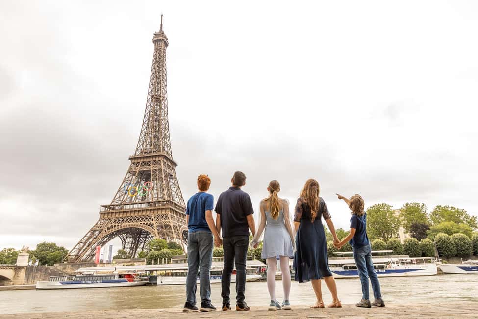 Paris: Professional Photoshoot - From bridge to viewpoints: how the hour stays fun, not forced