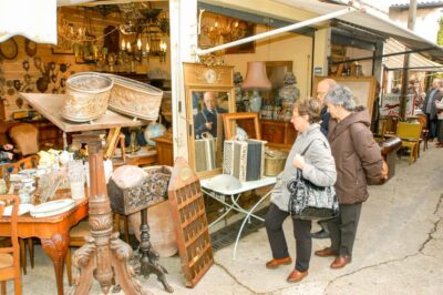 Paris: Saint Ouen Flea Market Guided Tour - Marche Vernaison: fashion, jewelry, and collectibles with a buying lens
