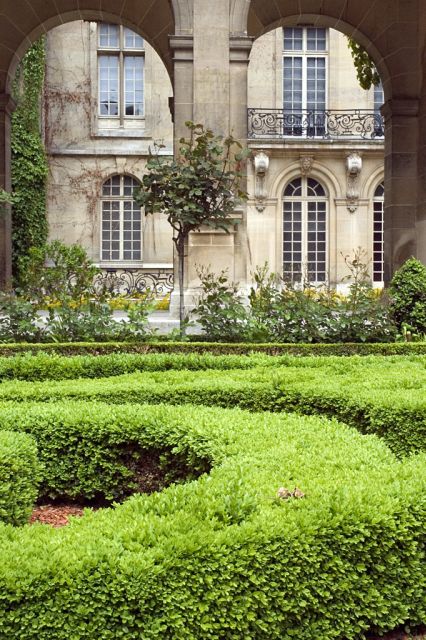Paris Secret Gardens 1.30 hour long Walking Tour - Who should book this Paris secret gardens walk