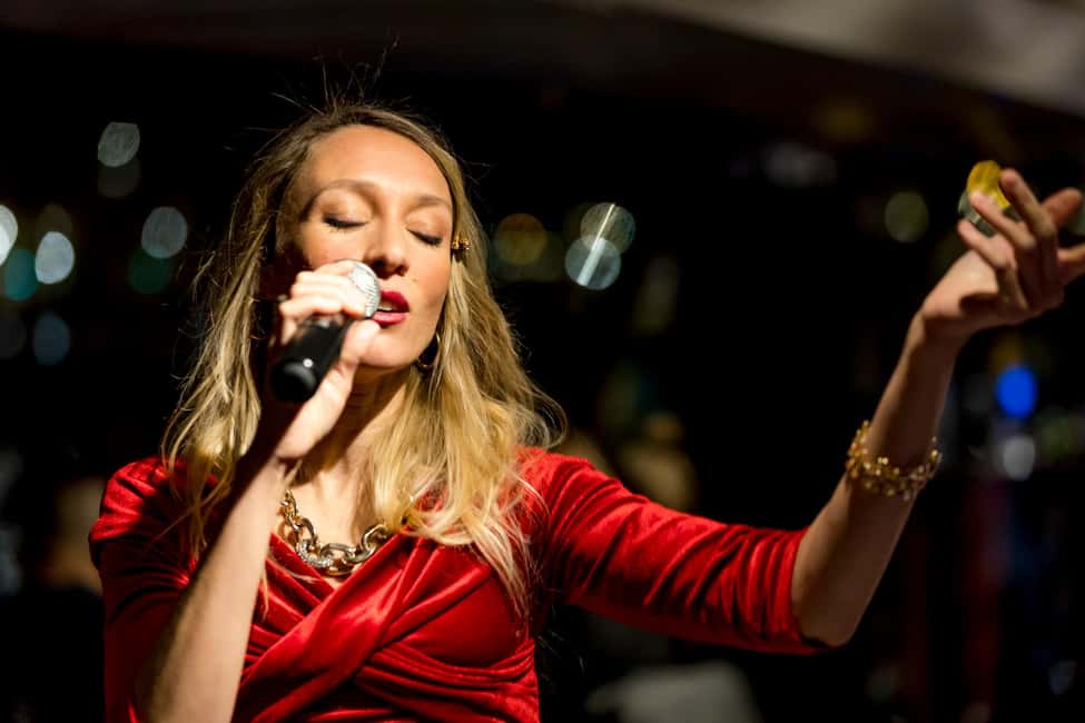 Paris: Seine River Champagne Dinner Cruise with Live Music - Getting on board: the 90-minute rhythm you should expect