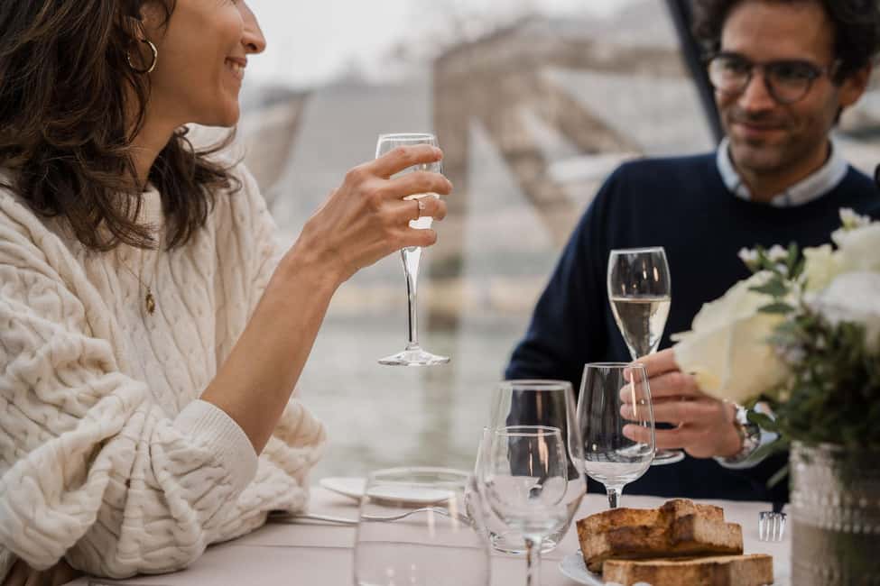 Paris : Valentine's Day Diner Cruise on the Seine river - Music, Atmosphere, and the Best Photo Timing