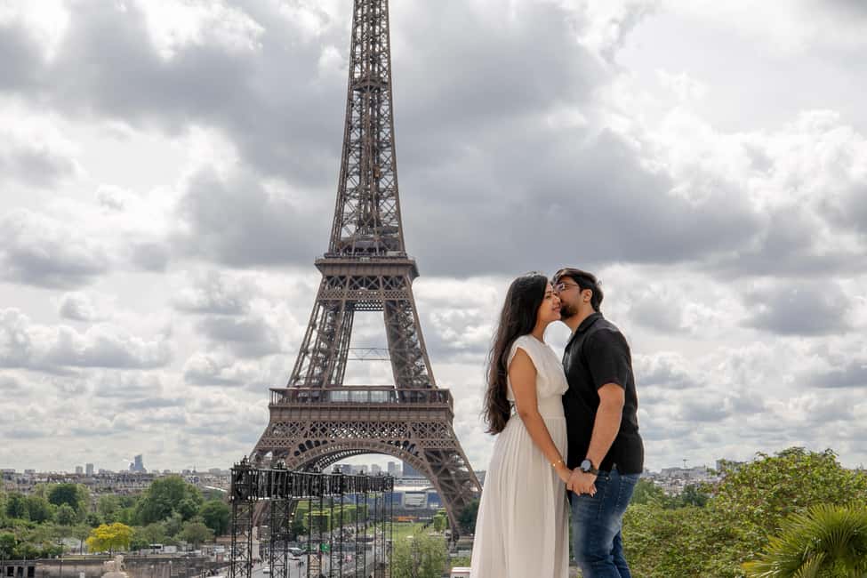 Photo session for couples with flowers around Eiffel tower - Key things that make this couples shoot worth it