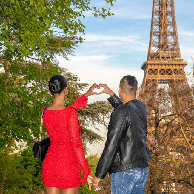 Photo session for couples with flowers around Eiffel tower - Logistics that make or break your shoot