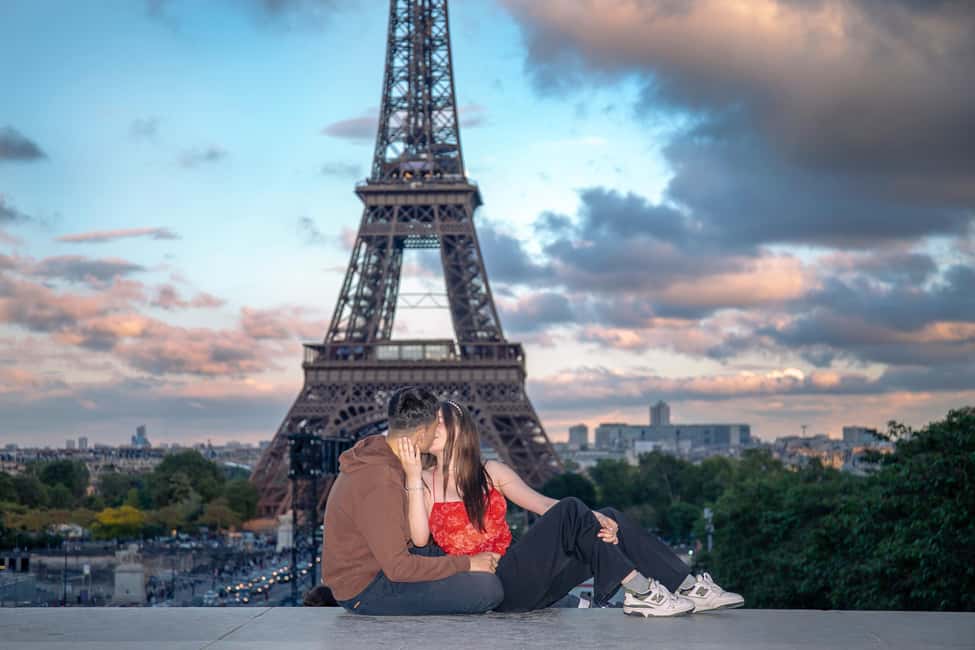 Photo session for couples with flowers around Eiffel tower - Why Trocadéro is the smart base for Eiffel Tower couple photos