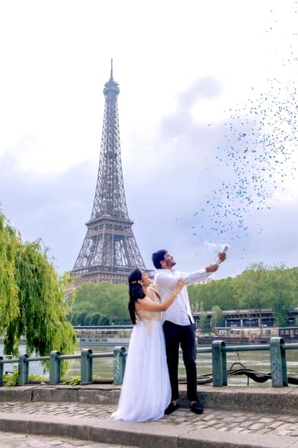 Photo session for couples with flowers around Eiffel tower - The 1-hour flow: several angles without feeling rushed