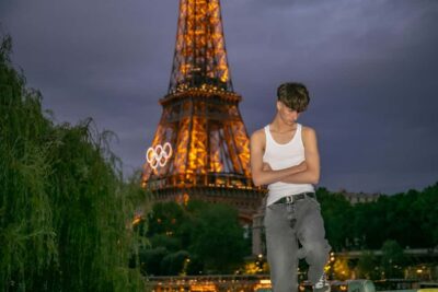 Photo session for couples with flowers around Eiffel tower - Meeting at 1 Pl. du Trocadéro: get oriented fast