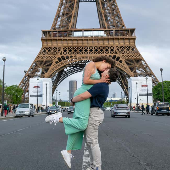 Photo session for couples with flowers around Eiffel tower - Posing guidance that saves your photos (and your patience)