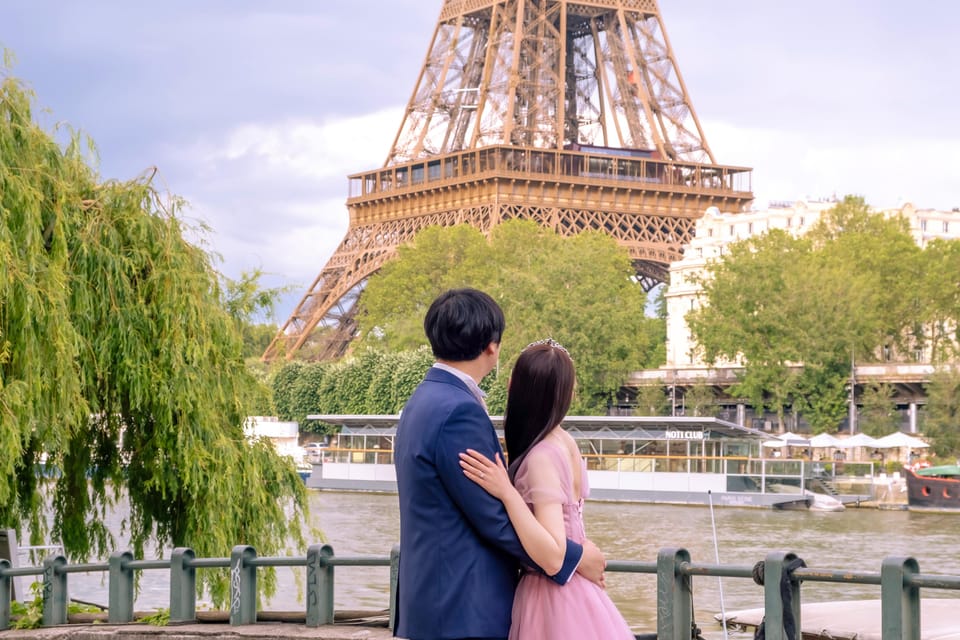 Photo session for couples with flowers around Eiffel tower - Optional bouquet flowers and a short video reel