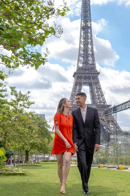Photo session for couples with flowers around Eiffel tower - Price and value: why $165 can make sense