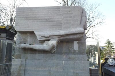The Père Lachaise Cemetery: Guided 2-Hour Small-Group Tour - Meeting point: Gambetta Square, right by Société Générale