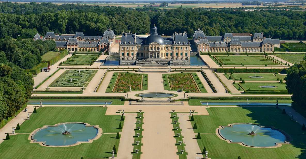 Vaux le Vicomte Chateau Entry Ticket and Chateaubus Transfer - Skip-the-line entry and the chateau visit with 3D audio